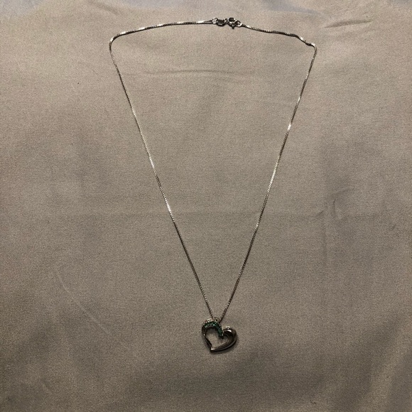 2x Host Pick!❤️Emerald and silver heart necklace - Picture 2 of 5